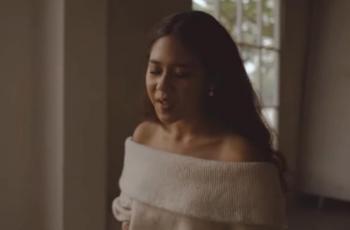 5 Gaya Anggun Nadin Amizah saat Manggung, Tak Absen Pakai Dress