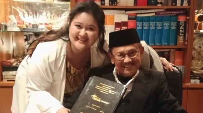 Putri Habibie bersama sang kakek yang juga Presiden Indonesia ke-3, BJ Habibie. (Dok. Putri Habibie)