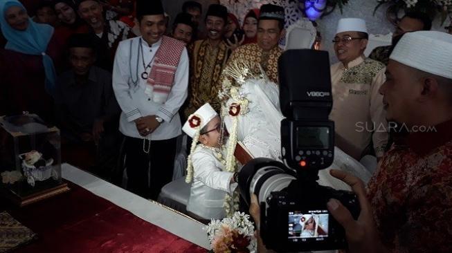 Daus Mini resmi menikah dengan Selvia Hana Wijaya di Gedung Aisiah, Beji, Depok, Minggu (9/12/2018). (Suara.com/Ismail)