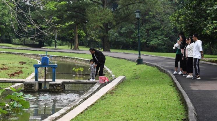 Momen liburan Jokowi dan keluarga di Grand Garden Cafe Kebun Raya Bogor, Jawa Barat, Sabtu (8/12). (ANTARA via Suara.com/ Wahyu Saputro)