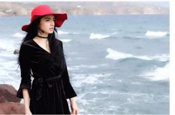 Liburan Bareng Pacar, Intip Pose Seksi Angel Karamoy