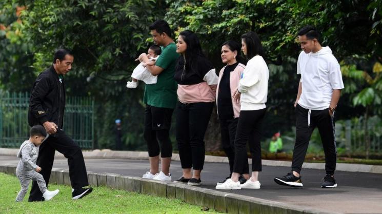 Momen liburan Jokowi dan keluarga di Grand Garden Cafe Kebun Raya Bogor, Jawa Barat, Sabtu (8/12). (ANTARA via Suara.com/ Wahyu Saputro)
