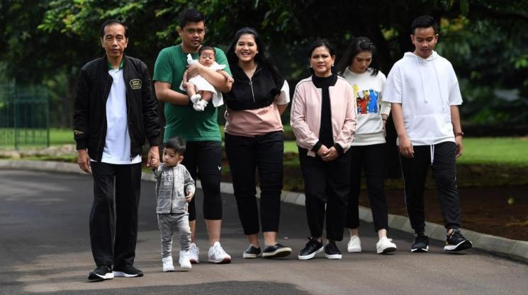 Momen liburan Jokowi dan keluarga di Grand Garden Cafe Kebun Raya Bogor, Jawa Barat, Sabtu (8/12). (ANTARA via Suara.com/ Wahyu Saputro)