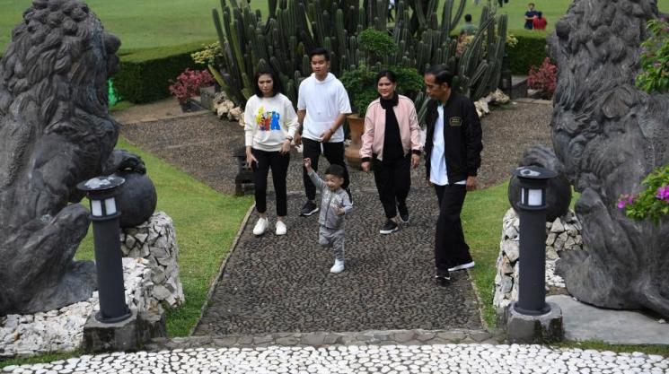 Momen liburan Jokowi dan keluarga di Grand Garden Cafe Kebun Raya Bogor, Jawa Barat, Sabtu (8/12). (ANTARA via Suara.com/ Wahyu Saputro)