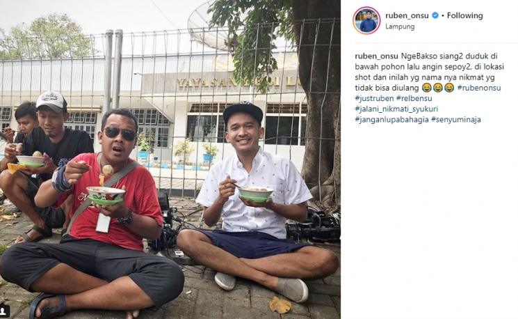 Ruben Onsu makan bakso. (Instagram/@ruben_onsu)
