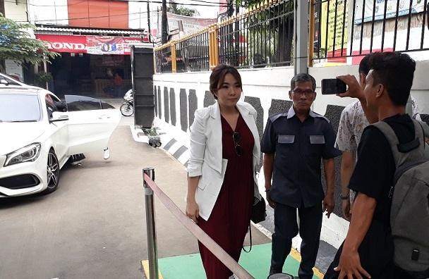 Gisella Anastasia di Pengadilan Negeri Jakarta Timur, Rabu (12/12/2018). [Suara.com/Ismail]