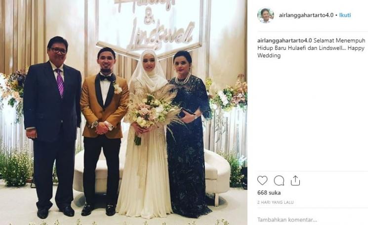Airlangga Hartanto dan istri menghadiri pernikahan Lindswell dan Hulaefi. (Instagram/@airlanggahartarto4.0)