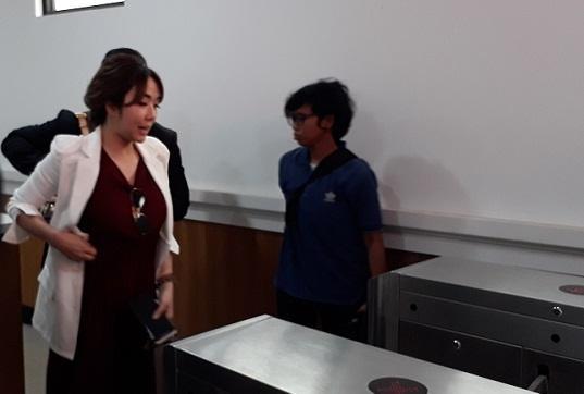 Gisella Anastasia di Pengadilan Negeri Jakarta Timur, Rabu (12/12/2018). [Suara.com/Ismail]