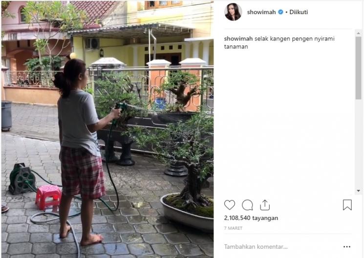 Gaya Soimah menyiram tanaman. (Instagram/@showimah)