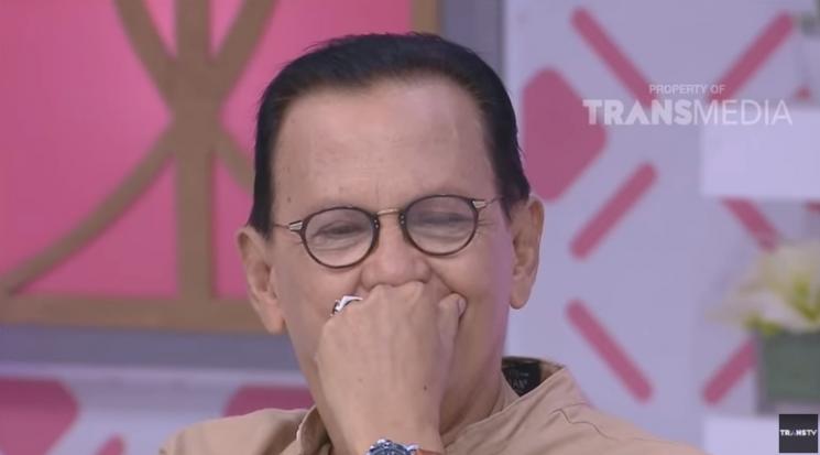 Ekspresi Roy Marten setelah ditanya pendapatnya saat melihat foto dirinya memeluk Gading Marten. (YouTube)