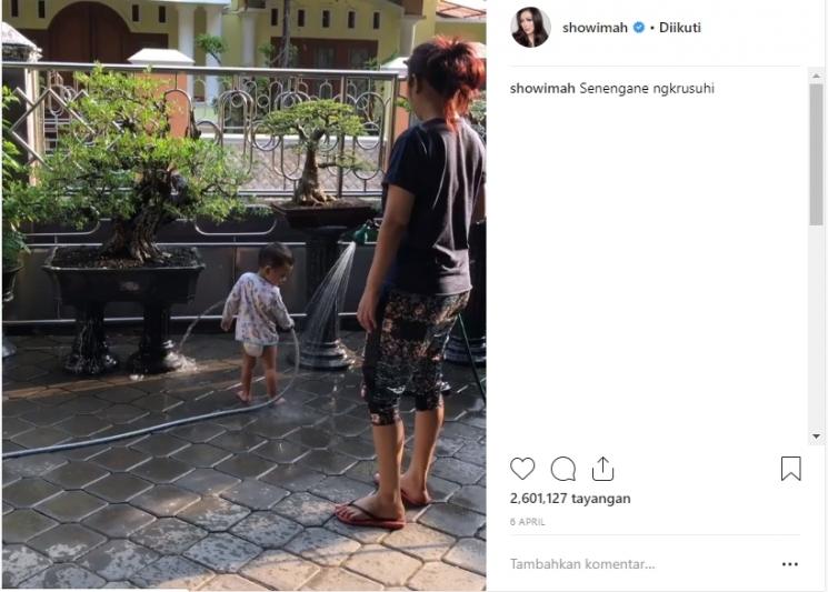 Gaya Soimah menyiram tanaman. (Instagram/@showimah)