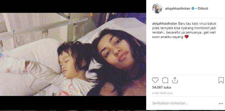 Anak Atiqah Hasiholan masuk rumah sakit (Instagram/@atiqahhasiholan)