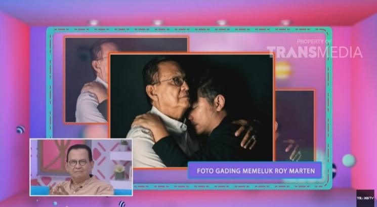 Roy Marten diperlihatkan foto dirinya memeluk Gading Marten. (YouTube)