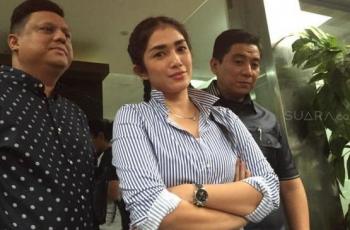 Bak Perawan Jawa, Anggunnya Ussy Sulistiawaty Pakai Kebaya dan Riasan Paes