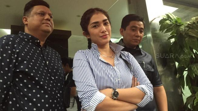 Ussy Sulistiawaty di Polda Metro Jaya. (Suara.com/Sumarni)