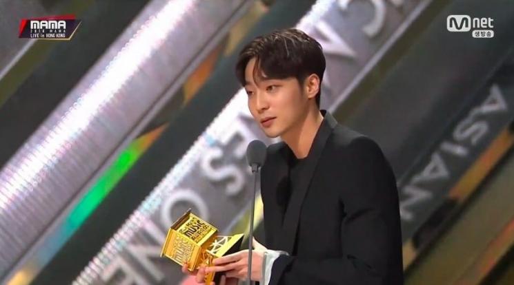 Roy Kim menang MAMA 2018 Hong Kong (Soompi)