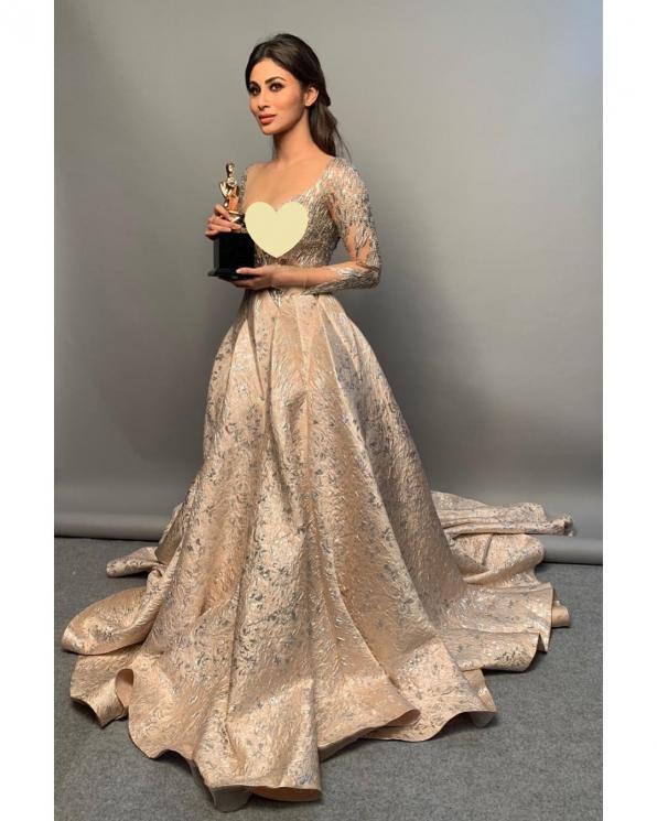Mouni Roy hadiri Star Screen Awards 2018 (Instagram/@imouniroy)