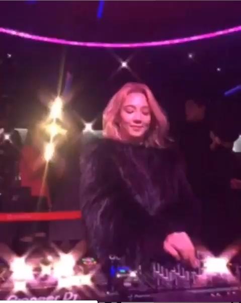 Aksi Hyoyeon jadi DJ. (Instagram/@watasiwahyo)