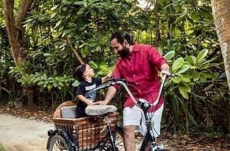 Taimur Ali Khan dan Saif Ali Khan di Maladewa (Instagram/@peopleofbollywood)