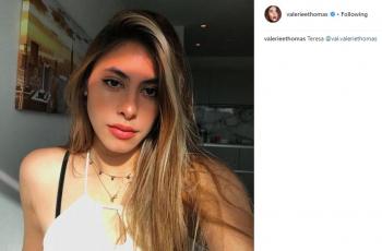 Pakai Atasan Tanpa Lengan, 5 Gaya Seksi Valerie Thomas