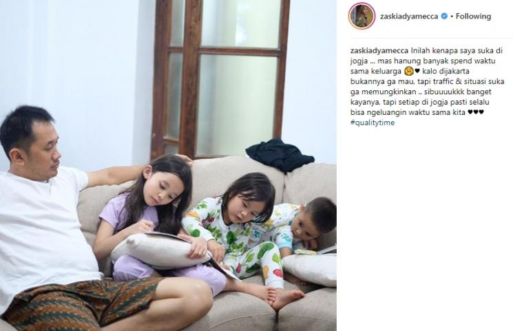 Quality time Hanung Bramantyo bersama keluarga. (Instagram/@zaskiadyamecca)