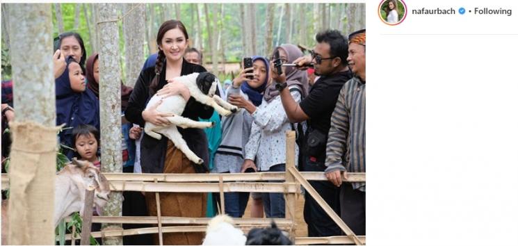 Nafa Urbach blusukan. (Instagram/@nafaurbach)