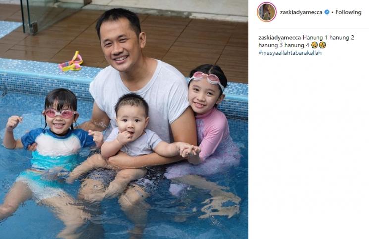 Quality time Hanung Bramantyo bersama keluarga. (Instagram/@zaskiadyamecca)