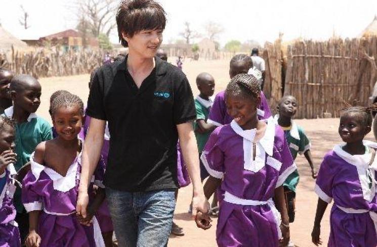 Won Bin jadi relawan (Soompi)
