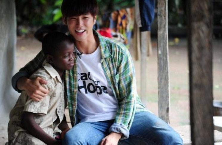 Jung Yunho jadi relawan (Soompi)