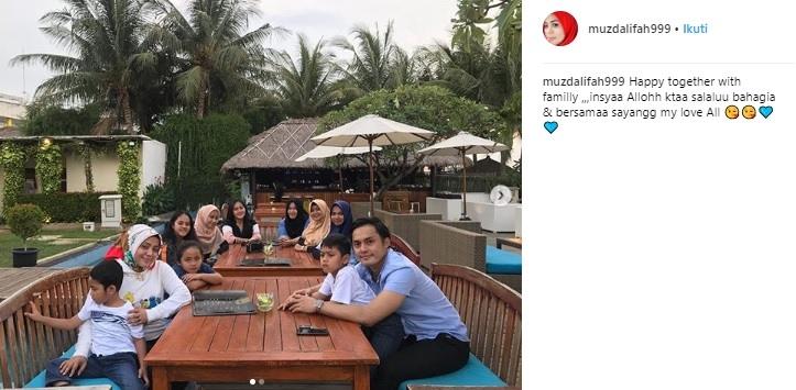 Muzdalifah, Fadel Islami dan anak-anak. (Instagram/@muzdalifah999)