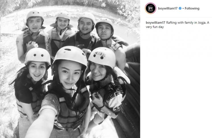 Momen hangat Boy William dan mamanya. (Instagram/boywilliam17)