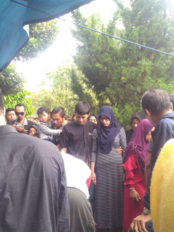 Aditya Nanda Putri (dress garis-garis dan memakai kerudung navy). (Matamata.com/Uni Irmagani)