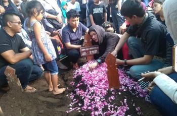 Di Pemakaman, Istri Andi Seventeen: Ayah Jaga Kami dari Sini Ya