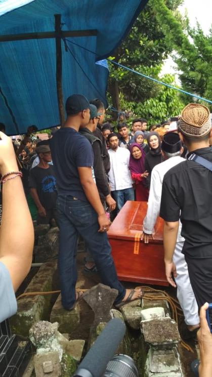 Proses pemakaman Andi Seventeen di TPU Glagahsari, Selasa (25/12/2018). (Matamata.com/Uni Irmagani)