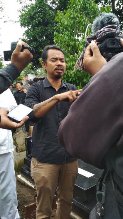 Yohan "Doni" Saputro saat menghadiri pemakaman Andi Seventeen, di TPU Glagahsari, Sabtu (25/12/2018). (Matamata.com/Uni Irmagani)