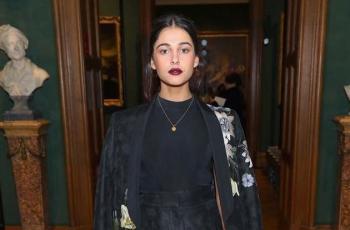 Karya Makin Medunia, Headpiece Rinaldy Yunardi Dipakai Naomi Scott di Majalah Vogue
