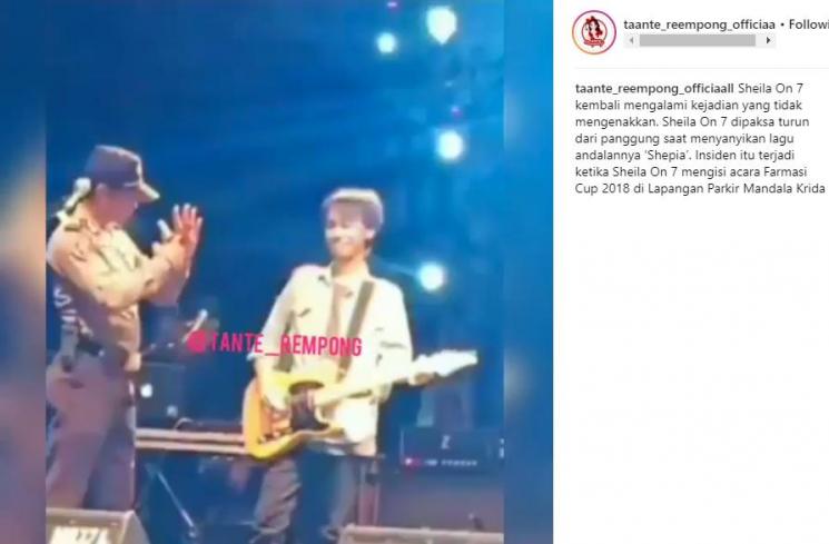 Peristiwa penghentian paksa penampilan Sheila On 7 oleh polisi di acara Farmasi Cup 2018 di Lapangan Parkir Mandala Krida, Yogyakarta, pada Sabtu (22/12). (Instagram/@taante_reempong_officiaall)