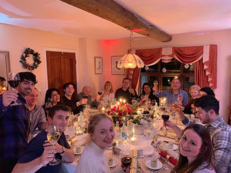 Priyanka Chopra Rayakan Momen Natal (Instagram/@priyankachopra)