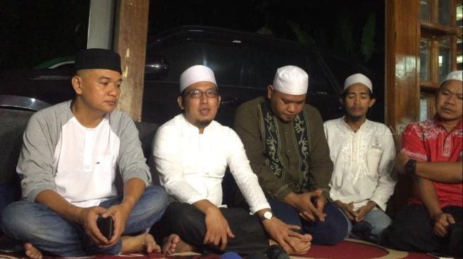 Apoy Wali Band saat ditemui di kawasan Tangerang Selatan pada Sabtu (29/12/2018) (Suara.com/Sumarni)