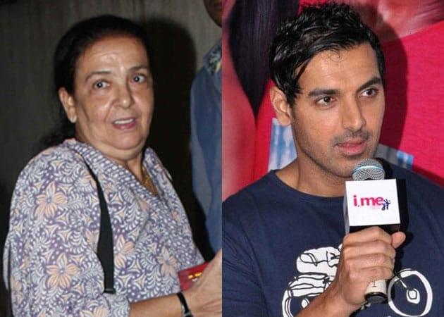 John Abraham dan ibunya (Instagram/movies.ndtv.com)