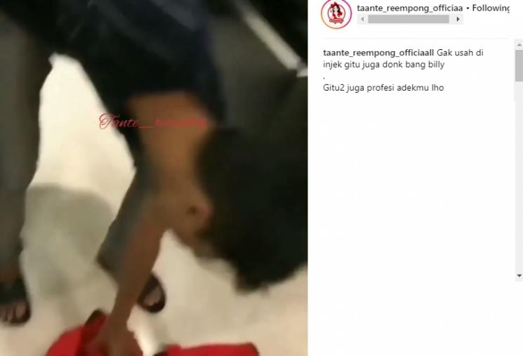 Adik Billy Syahputra mengambil kembali jaketnya yang telah dibuang ke lantai oleh Billy. (Instagram/@taante_reempong_officiaall)