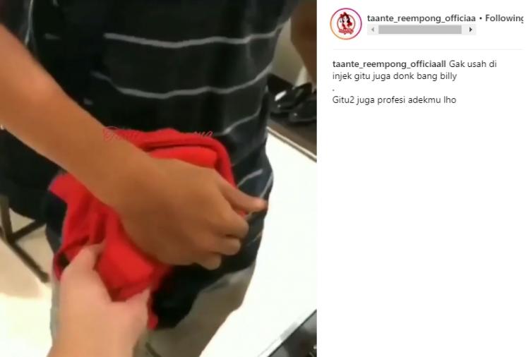 Billy Syahputra merebut jaket adiknya. (Instagram/@taante_reempong_officiaall)
