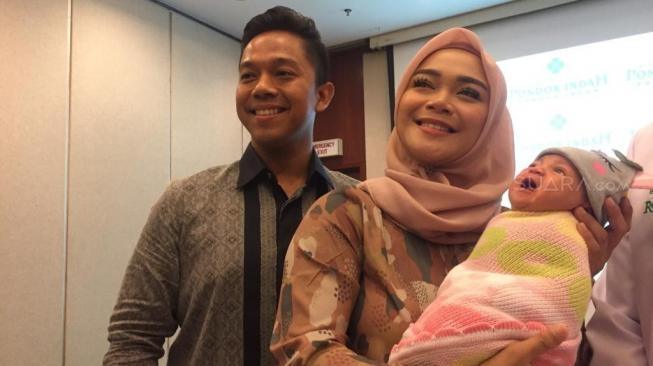 Sheza Idris bersama suami Surya Ibrahim bersama sang putri, Adreena Aisyah. (Sumarni/Suara.com)