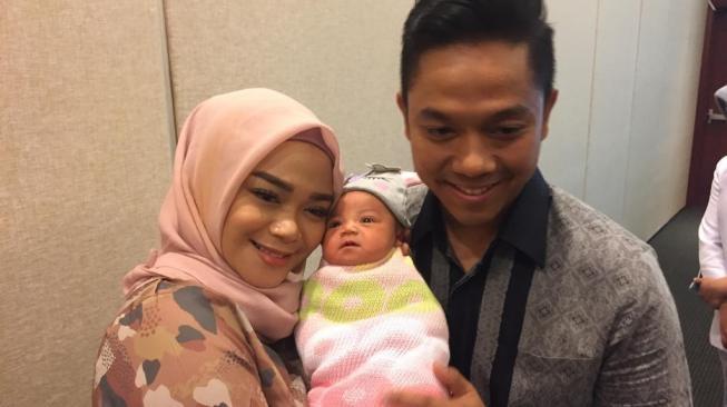 Sheza Idris bersama suami Surya Ibrahim bersama sang putri, Adreena Aisyah. (Sumarni/Suara.com)