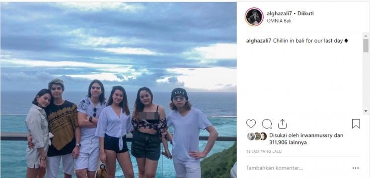 Liburan keluarga Maia Estianty. (Instagram/@alghazali7)