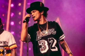 Wow, Bruno Mars Hadiahi Anggota Band Jam Tangan Emas