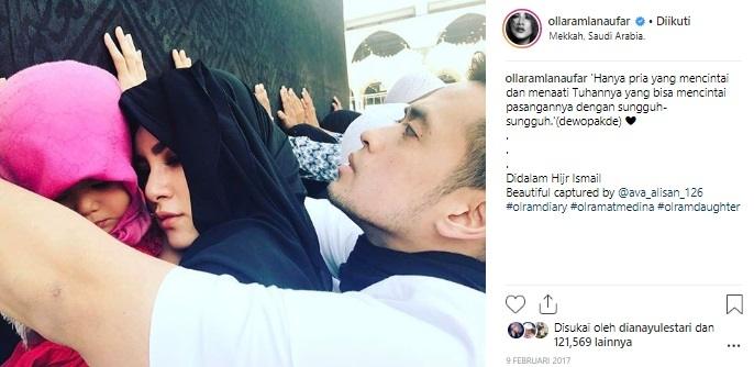 Olla Ramlan ajak anaknya umrah. (Instagram)