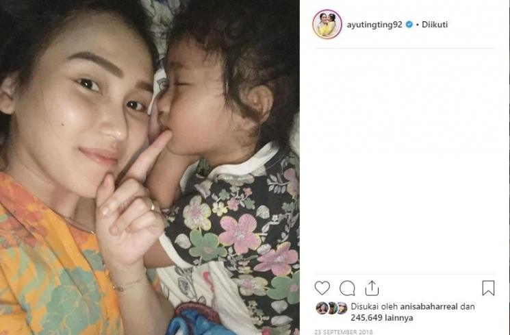 Ayu Ting Ting kenakan daster. (Instagram/@ayutingting92)