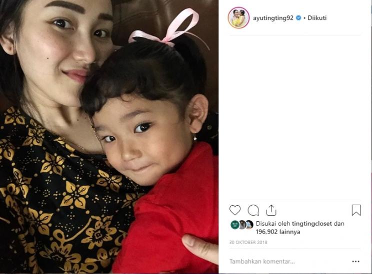 Ayu Ting Ting kenakan daster. (Instagram/@ayutingting92)