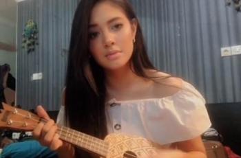 Meleleh, Lihat 7 Video Aurelie Moeremans Nyanyi sambil Mainin Ukulele